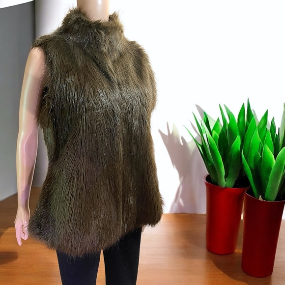 Kenar Women’s Brown Faux Fur Vest - Picture 6 of 16